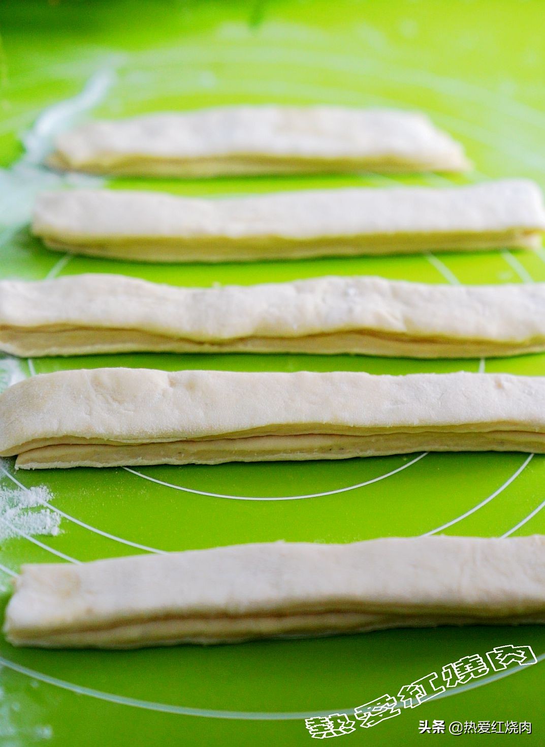 家庭炸油条最简单又好吃的做法,家庭炸油条最简单的做法