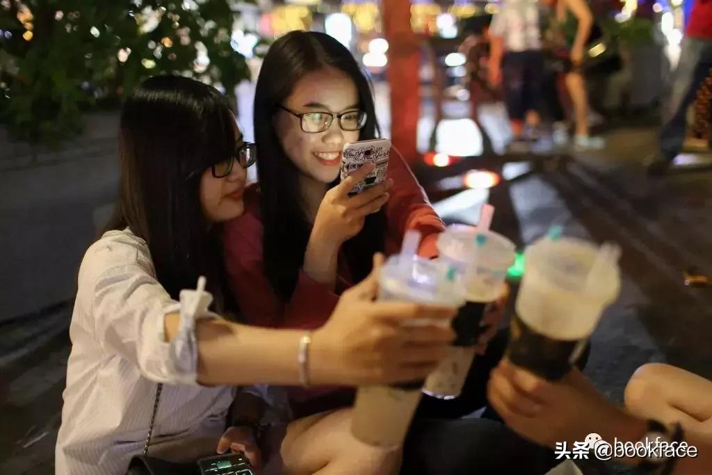 少女喝珍珠奶茶肚子疼,儿童喝一口奶茶突然肚子疼