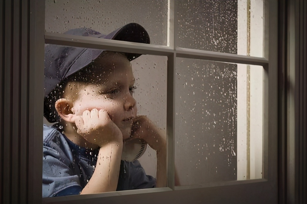 孩子内向害羞怎么办，想让孩子胆大自信优秀，4个方法来改善