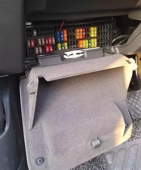 奥迪a6lc6保险盒示意图,奥迪a6lc72.0t前保险盒