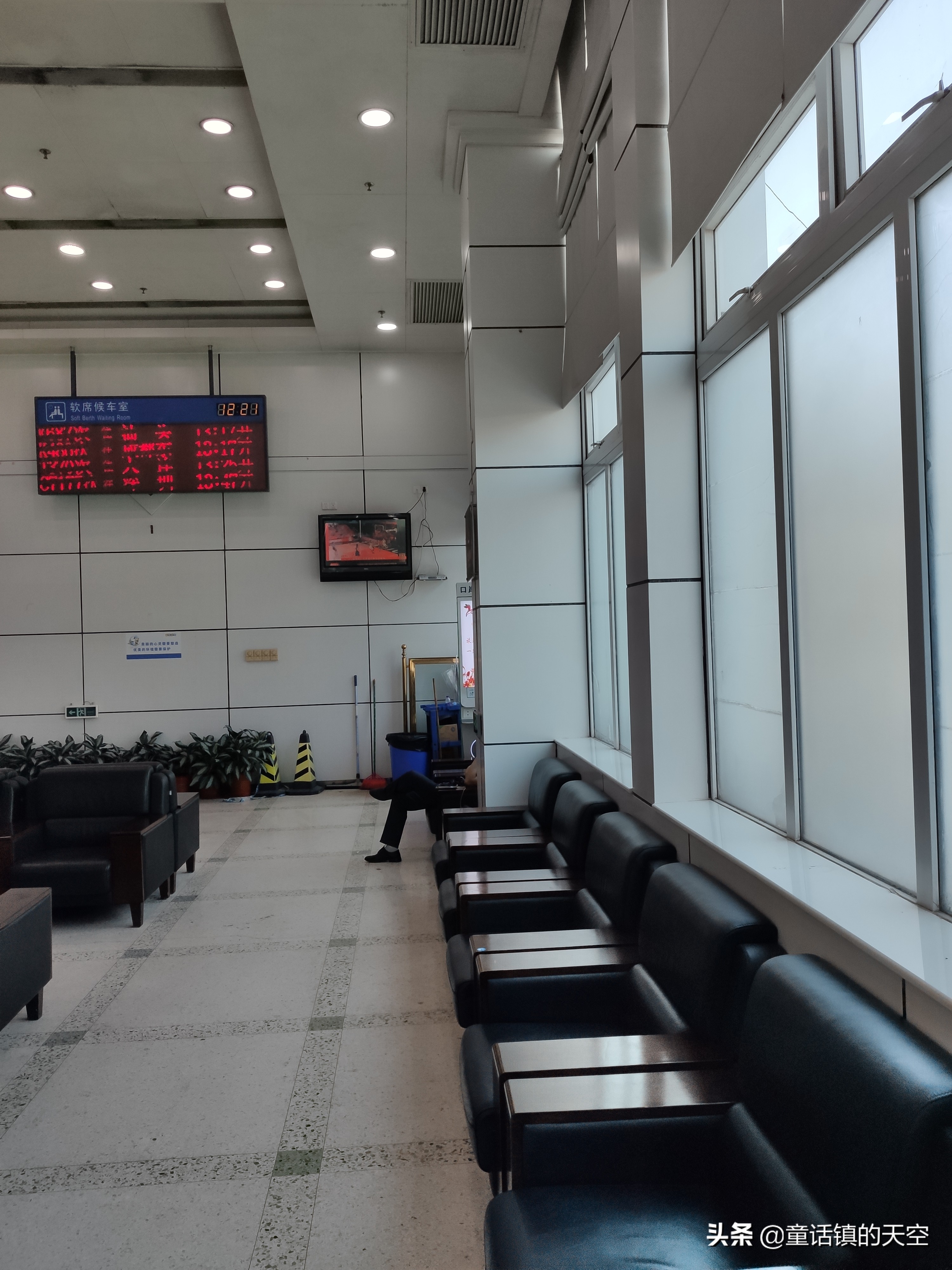 原来火车是这样卸货的,原来火车轨道是这么铺的