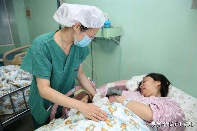 产妇生下“龙凤胎”，一旁家人正乐开花，医生泼冷水：不是双胞胎