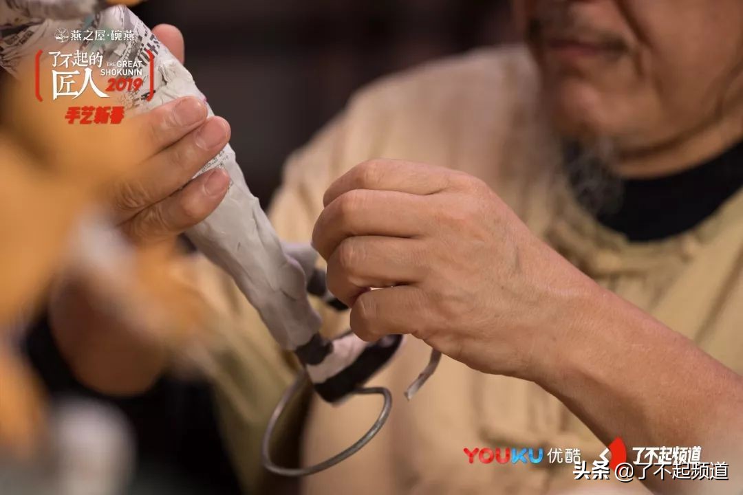 他从珠宝首饰到美容美发样样精通，只为做好一块蛋糕