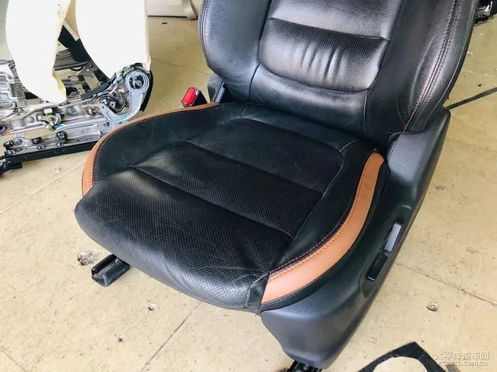 真皮座椅破了一点皮还在上面,汽车真皮座椅破了如何修复