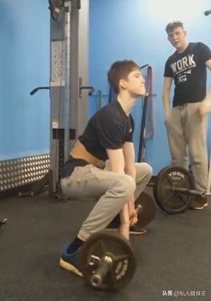 16岁小伙健身一年成肌肉男,78斤独臂独腿小伙健身增肌到130斤