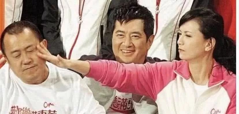 “戏中揩油，钟爱美女”，论占便宜，他曾志伟可比张翰有经验