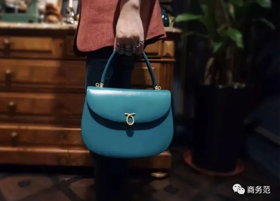 英国女王拿过的包包,英国伊丽莎白女王二世包包