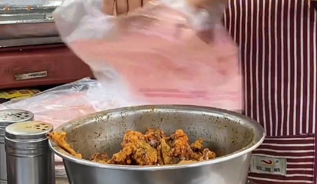 山东大姐摆摊做小吃5元一个,90后摆摊女孩卖小吃