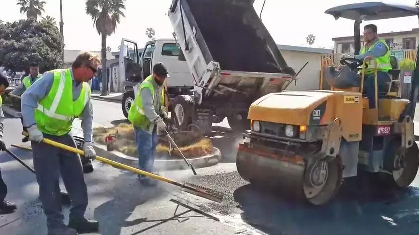 修马路不灌水泥,美国人直接用胶布,这是什么“智障”操作?