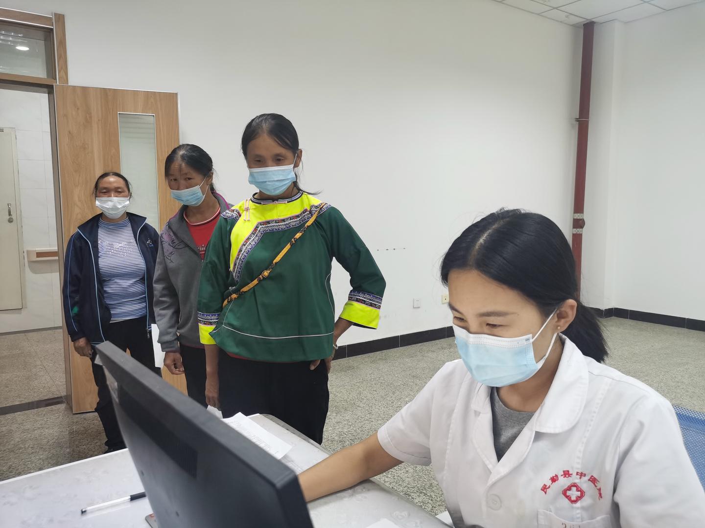 为偏远群众打疫苗,疫苗接种暖心服务打消老人顾虑