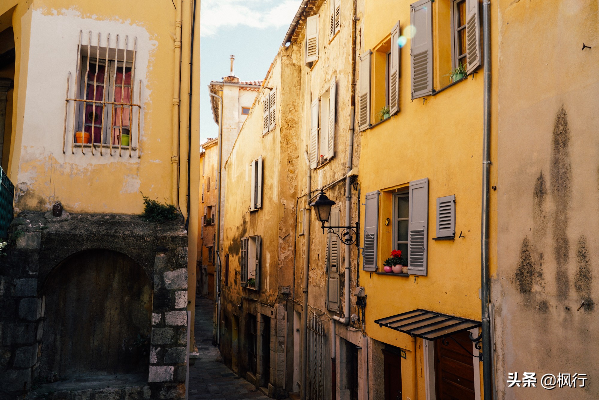 比巴黎浪漫还安全，南法海边的这几个风情小镇，好莱坞电影取景地