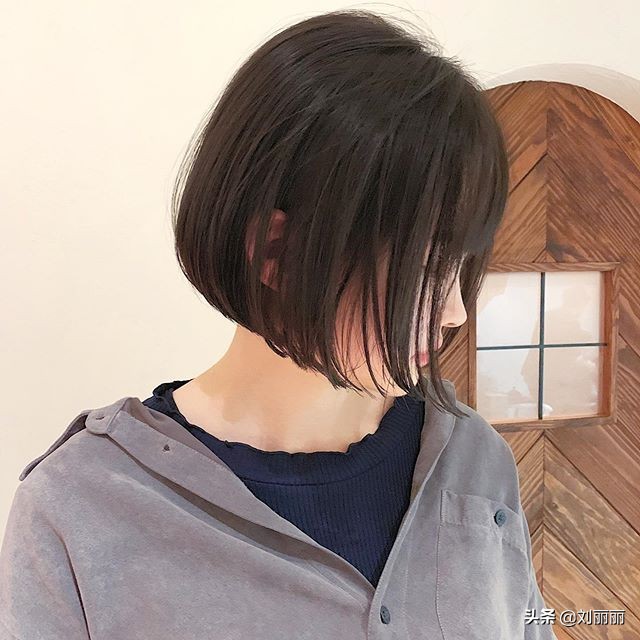 最新短发气质洋气女,女性头发稀疏适合的短发40岁左右