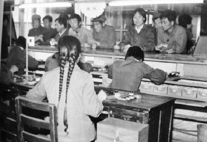 1980年，沈阳妇女将偷来的金砖切3斤去银行换钱，结果如何？