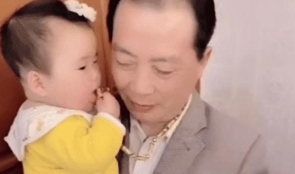 “大金链子爷爷”被三胞胎“抢劫”火了，一不小心生了三个小财迷