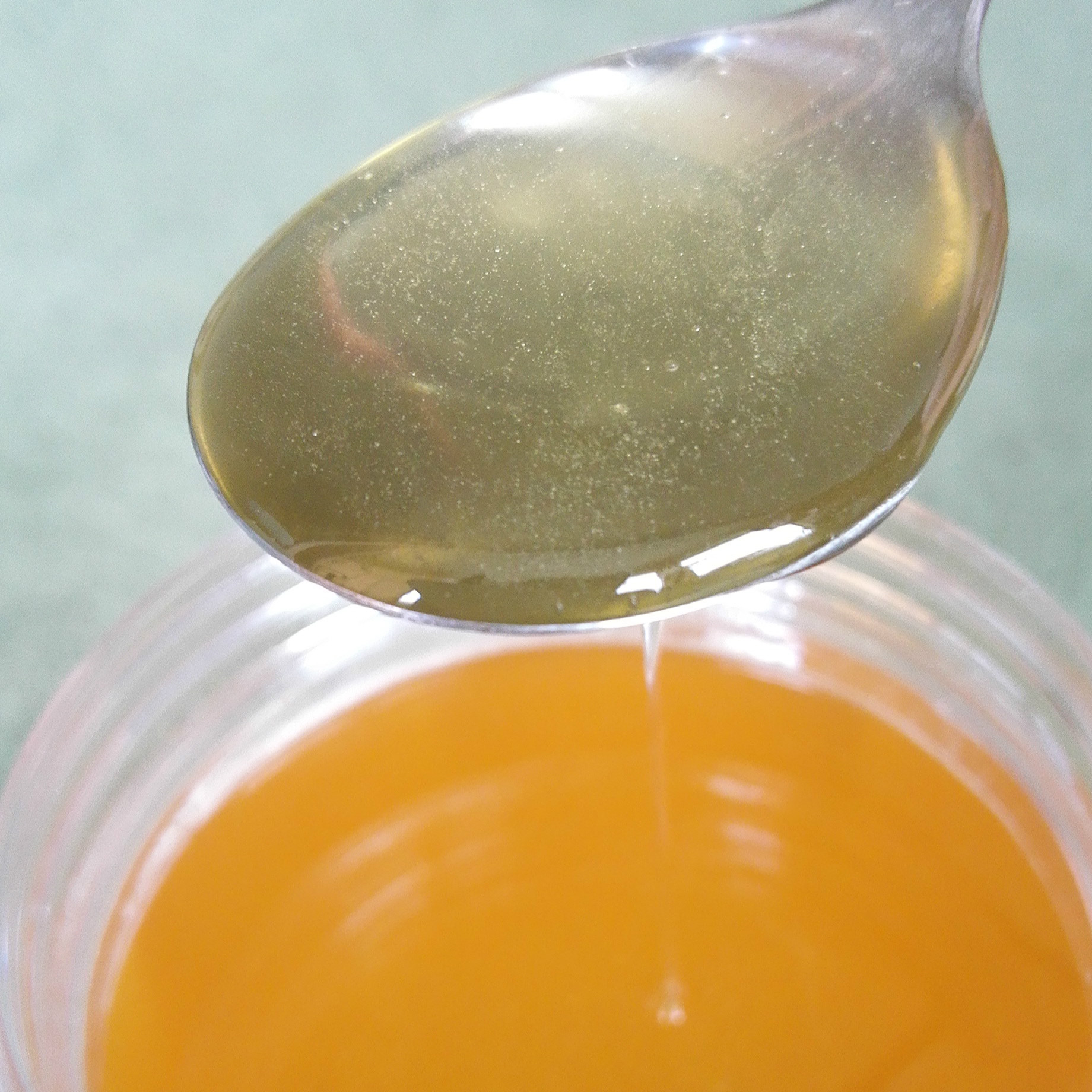 90后养蜂创业小伙子,年轻小伙深山养蜂创业