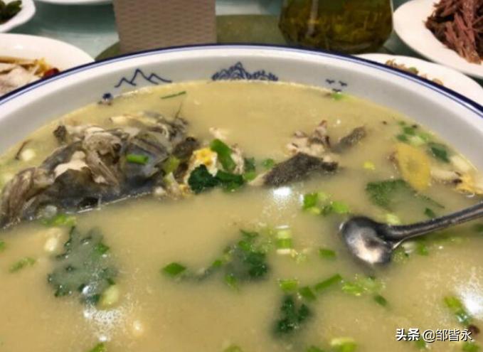 滕州这家鱼馆，店里有个小鱼池养活鱼，每天晚上店门口围满代驾员