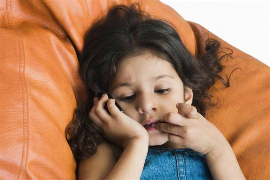 孩子有“咬甲癖”？家长学会三招，轻松帮娃克服