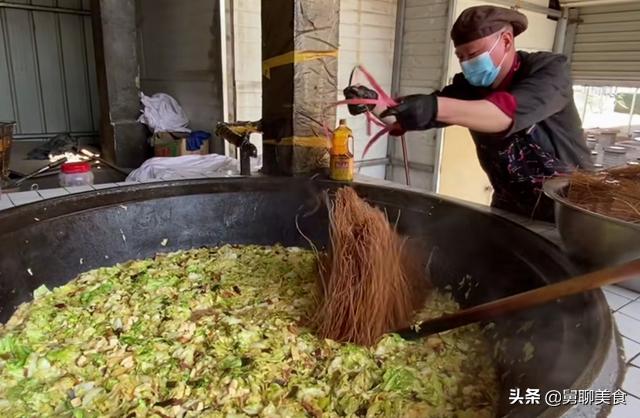 河南大爷大锅烩菜10元,河南小伙大锅菜卖1000份