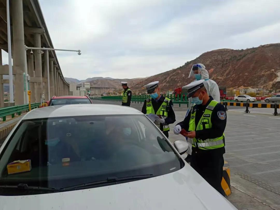 战疫情冰城交警义无反顾坚守一线,疫情期间交警坚守岗位在战斗