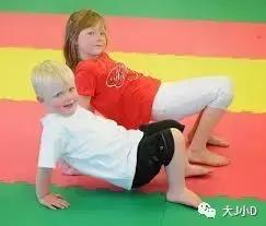 在家怎么给宝宝放电,在家如何给孩子放电