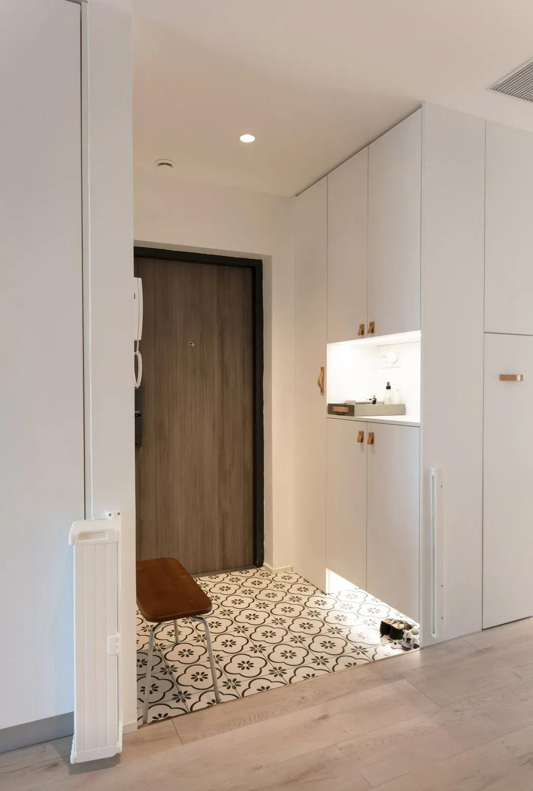 100平现代简约阳台装修风格,125平带阳台简约温馨装修风格