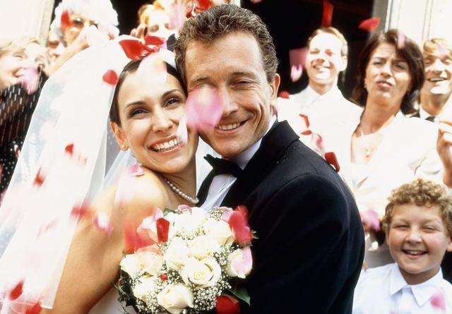 入职一年结婚该不该给同事发请柬,刚离职同事发请柬结婚要不要随礼