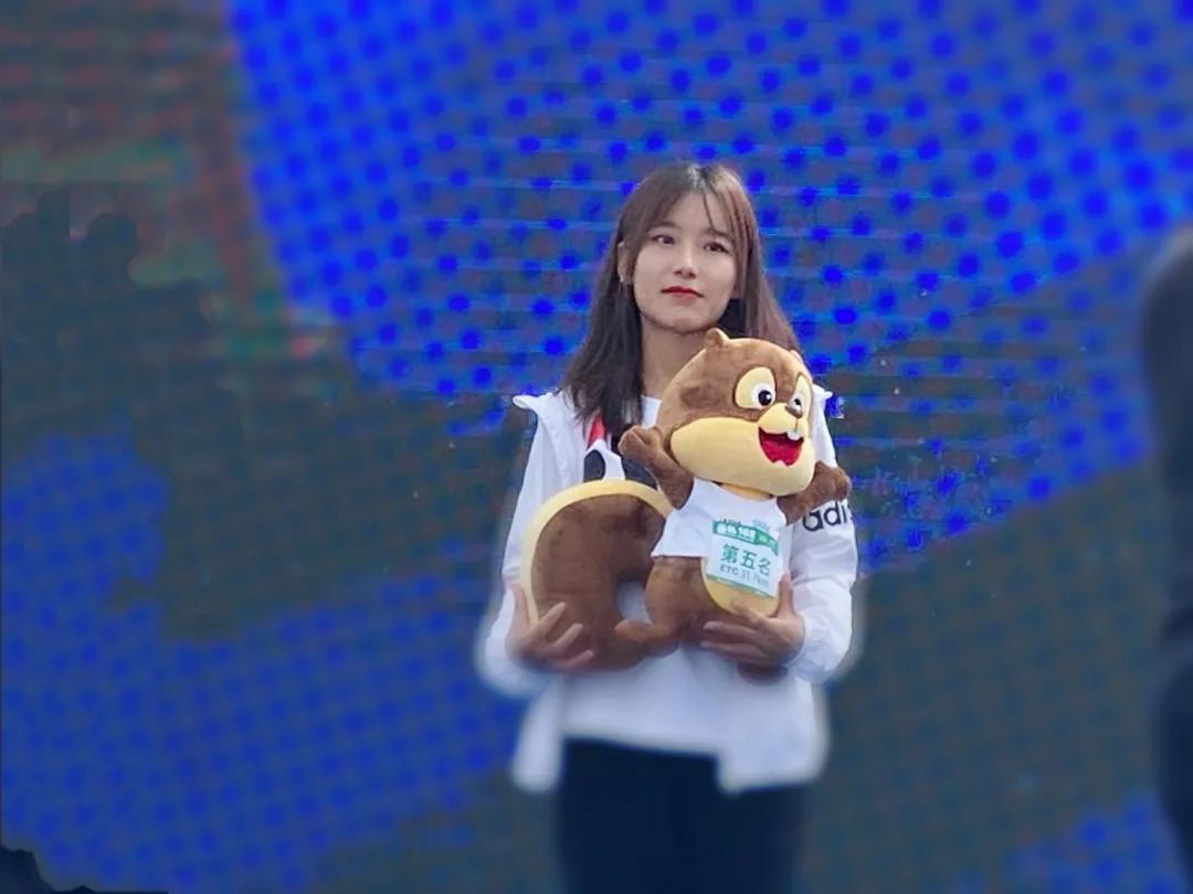 长得漂亮小姐姐骑马,长得好看跑得快小姐姐