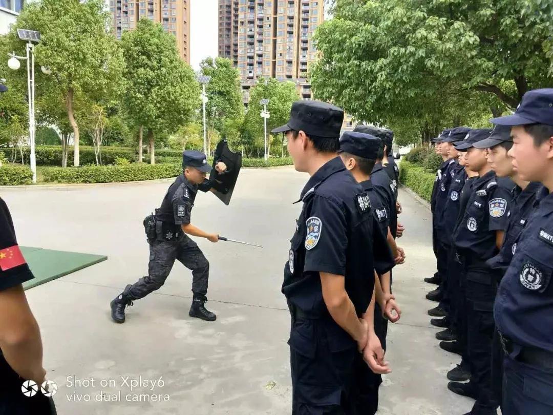 致敬坚守在一线的教师们,致敬警营里的老师们