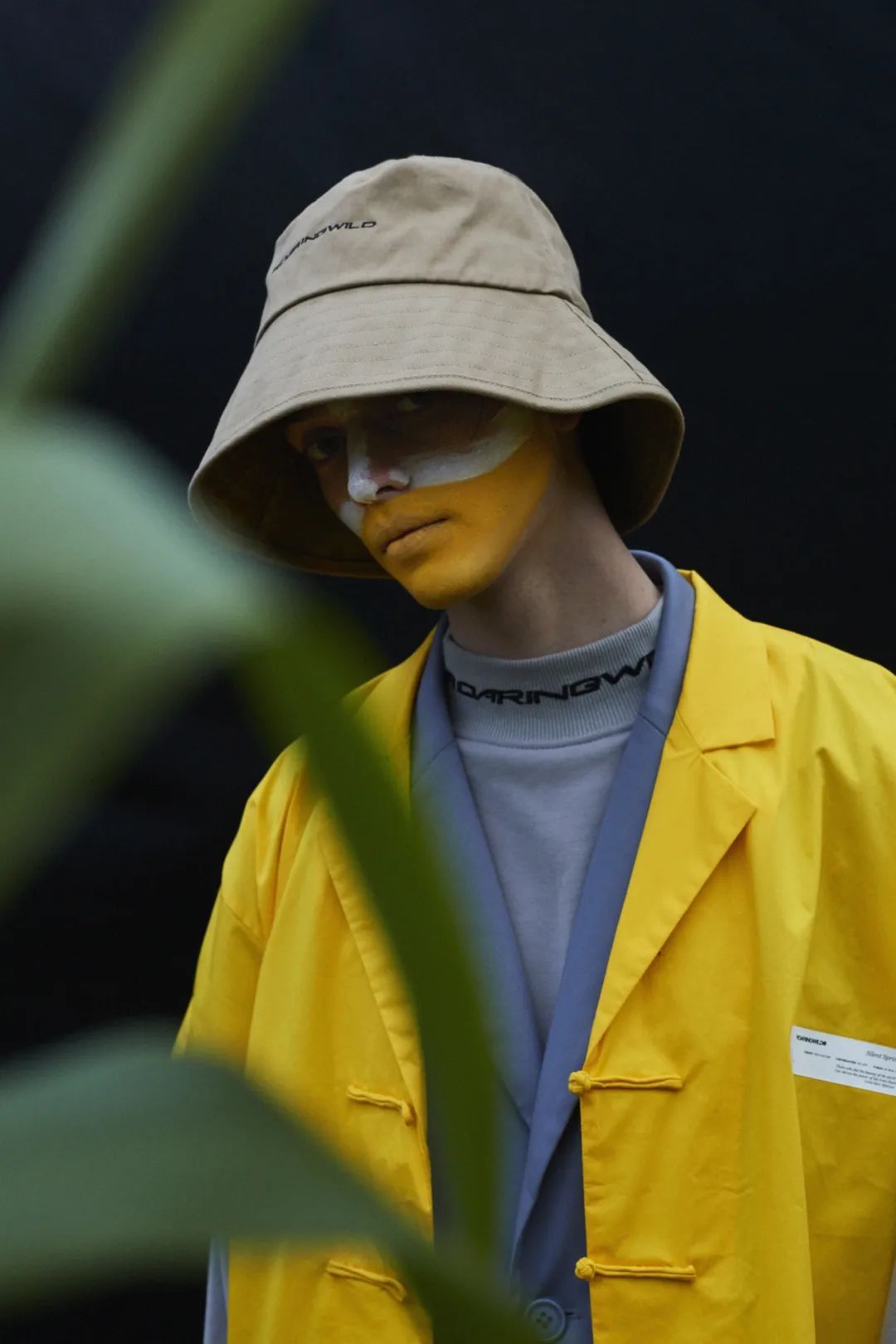 国潮在外国街头,国潮捡垃圾小孩图片