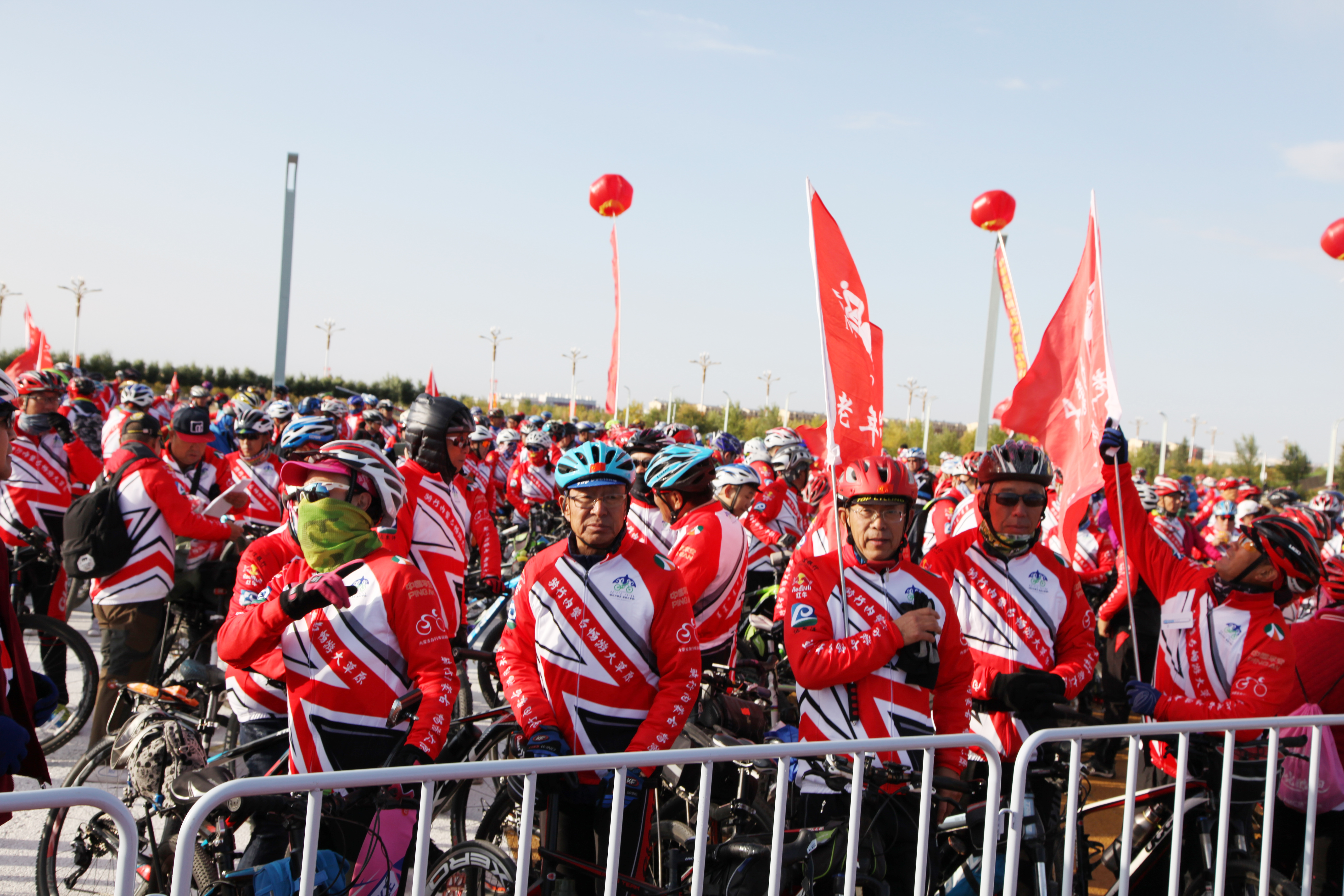 首届“骑行内蒙古畅游大草原”骑游比赛13日在呼和塔拉开赛