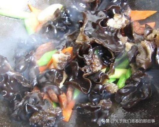 炒木耳总是噼里啪啦炸锅,炒木耳为什么会噼里啪啦的炸锅