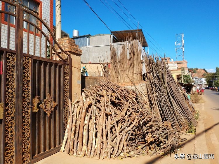 冬日阳光明媚，随走昆明松茂水库周边，遇见小村庄里的老式手工活