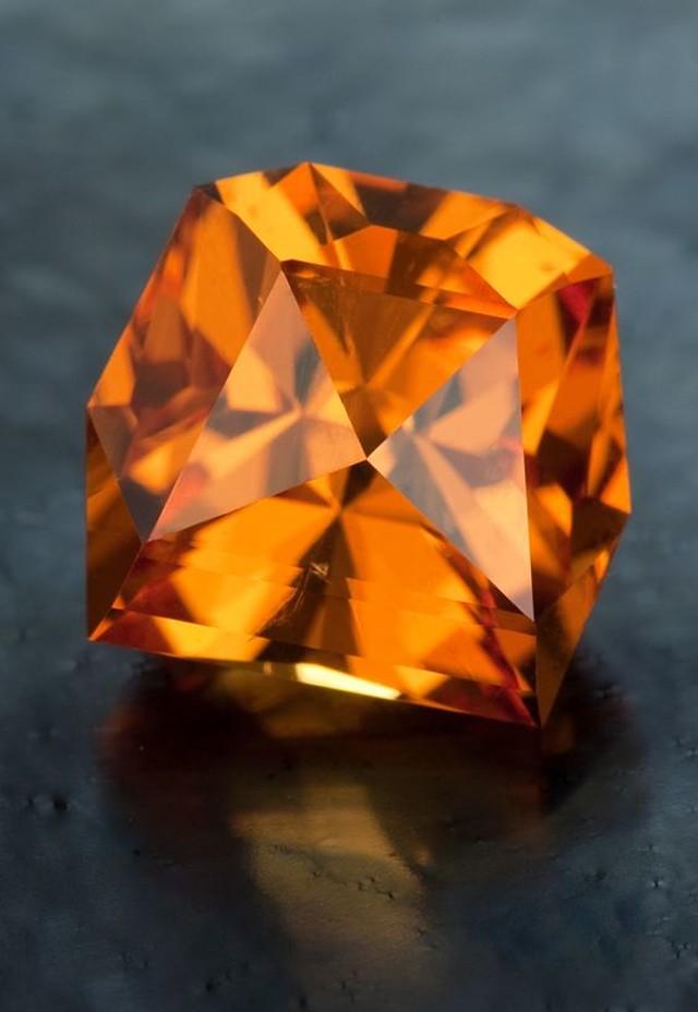 石榴石属于什么档次的宝石类型,石榴石最顶级的叫什么