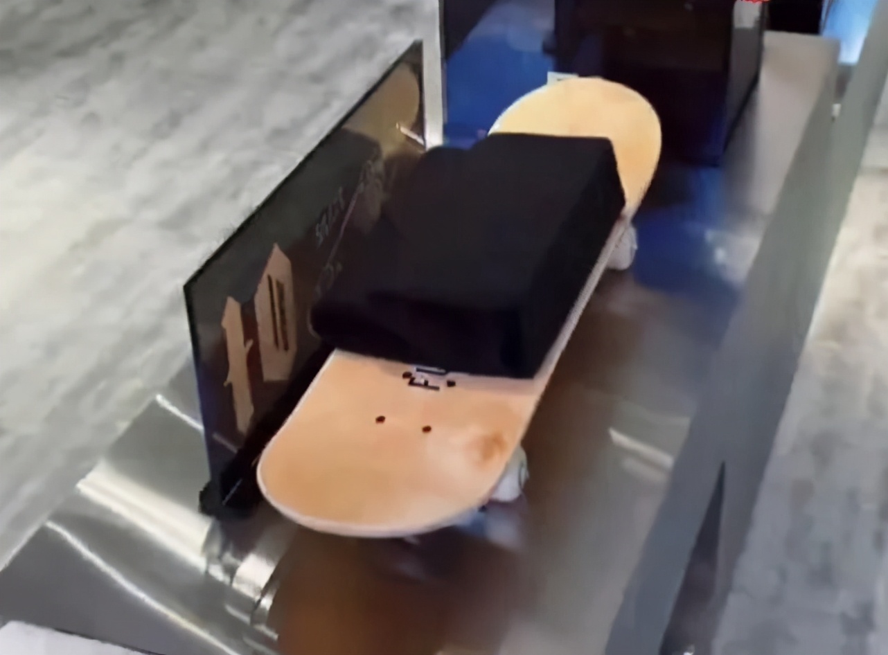 成都春熙路公然售假？FOG敬畏上帝ESSENTIALS合法山寨卖爆了···