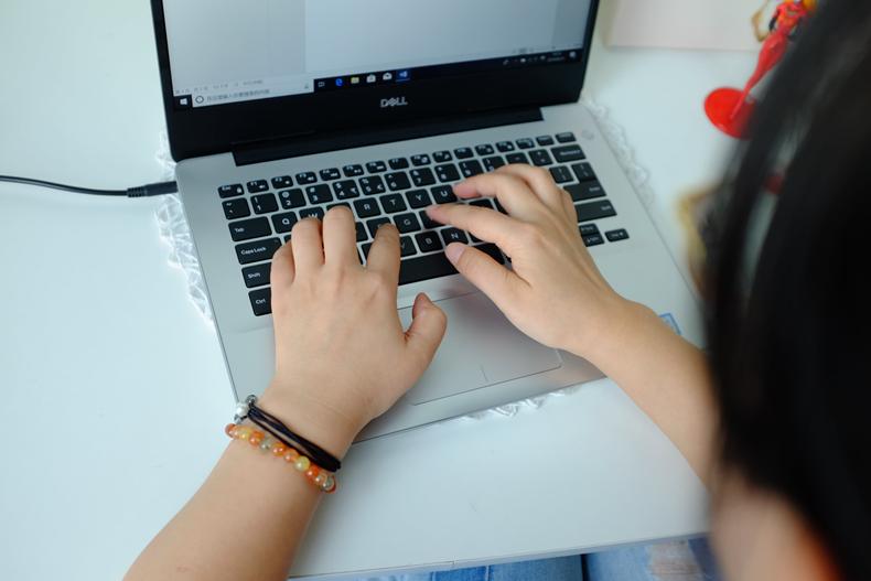 轻薄本14寸独显,轻薄本灵越