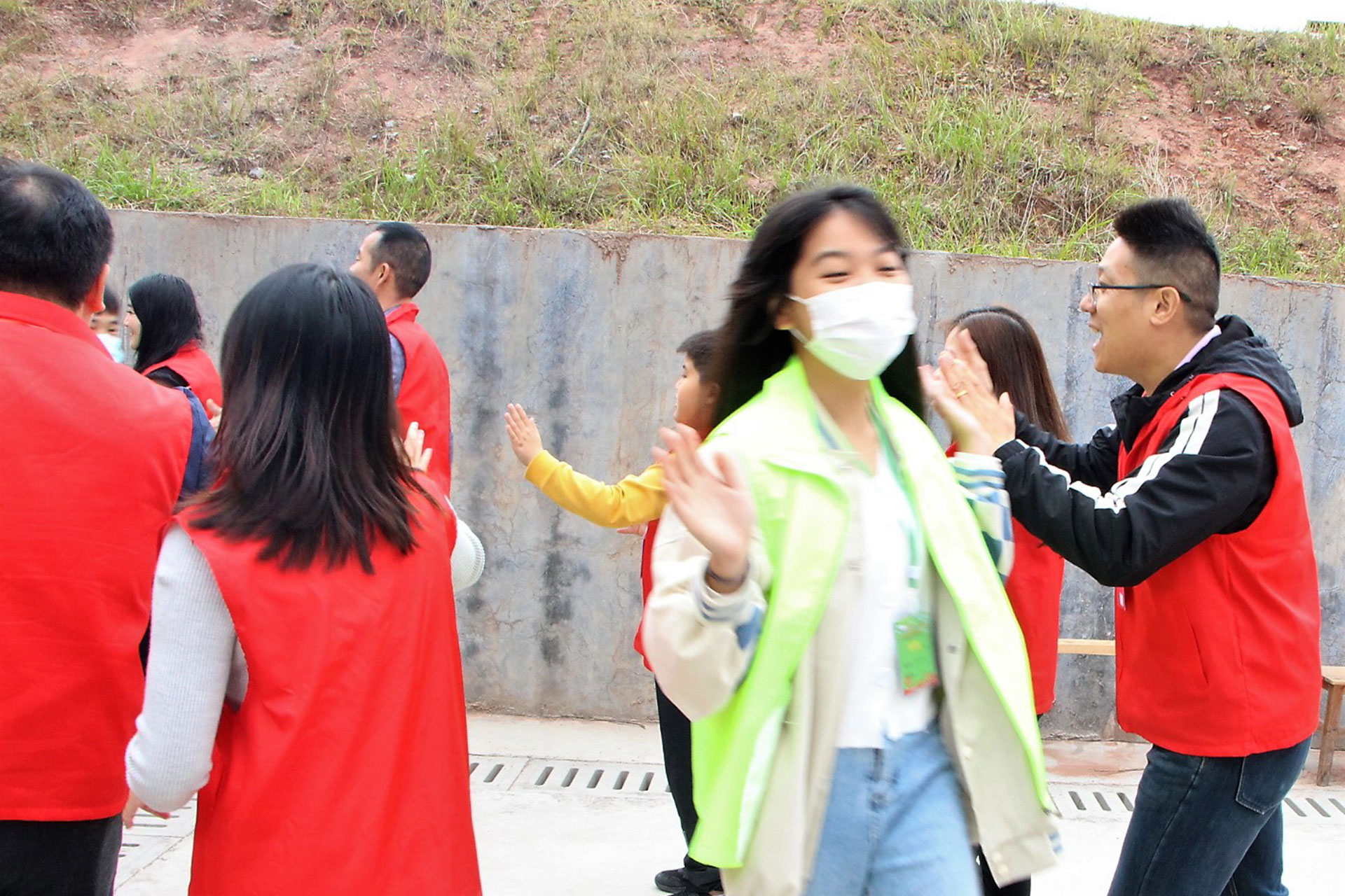 创盈芯实业联合“IN22”家族走进河源助学送爱心