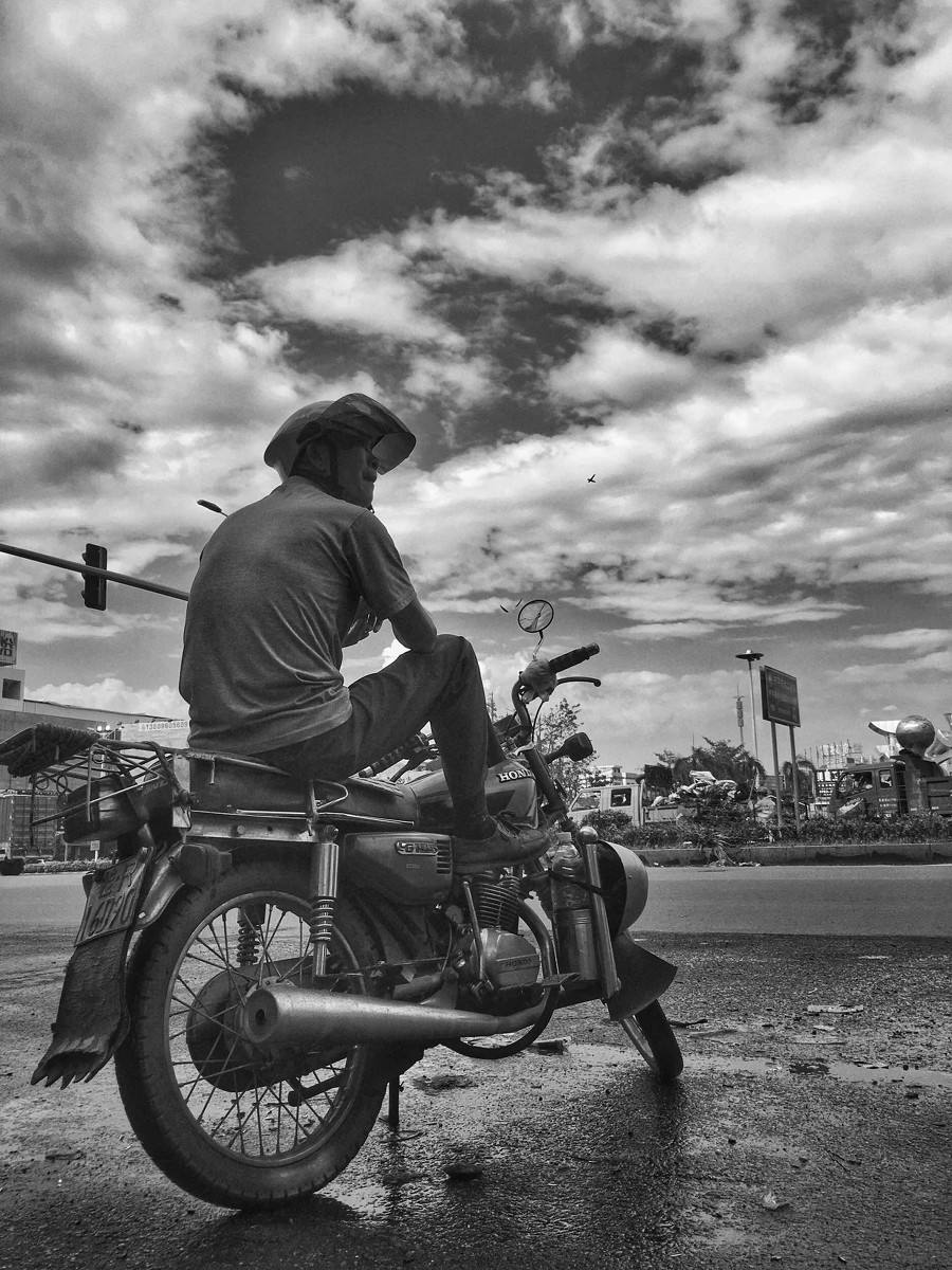 摩的司机打工,摩的拉客一个月能赚多少钱