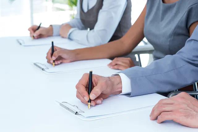 面试官:洗澡时进来一个男人,应该先捂哪?小伙说一部位被录取