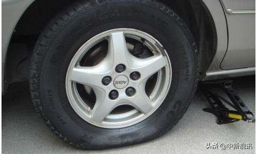 刹车时脚刹踏板抖动怎么解决,静止时刹车脚踏板抖动是怎么回事