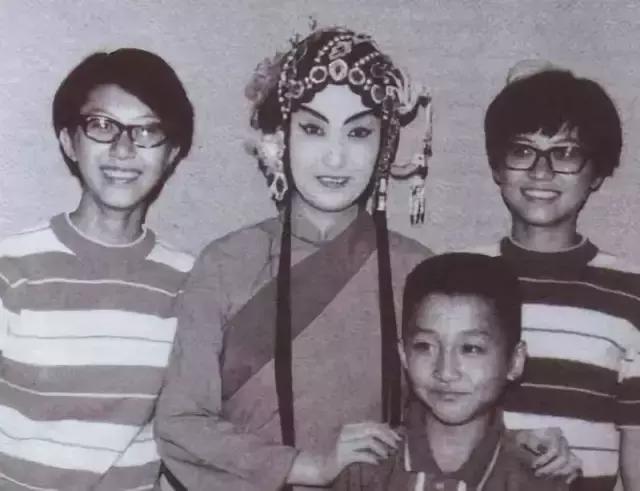 他是官二代，回自己家需要买门票，为了吉他不顾性命