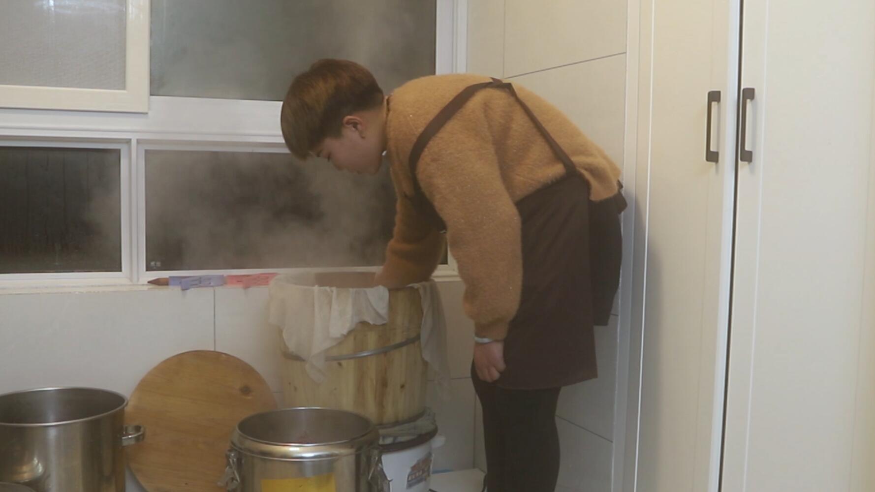 拼命比男人狠!为还清20万外债,28岁姑娘凌晨3点起床挣钱