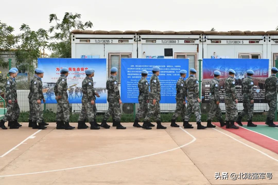 ​在西非马里，“蓝盔勇士”向抗疫“白衣战士”投来崇拜的目光……