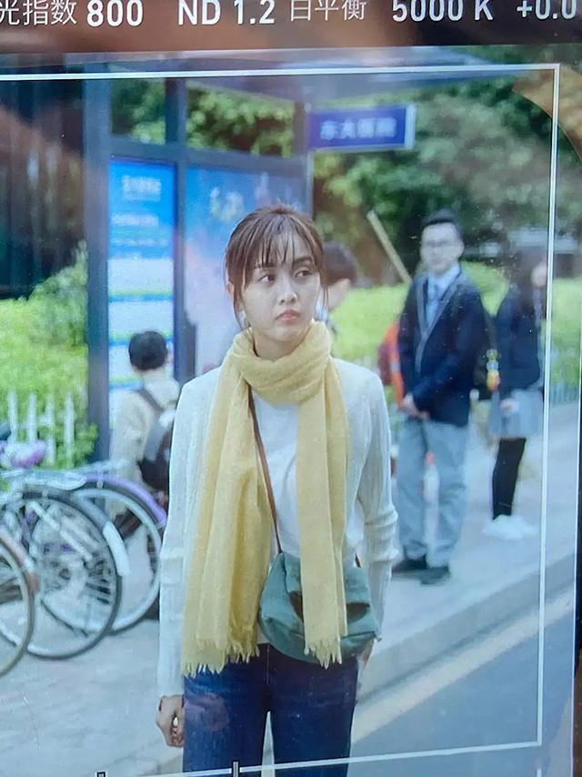 吴宣仪素颜近照被曝,吴宣仪拍淋雨