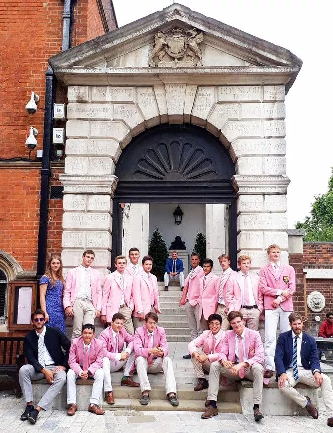 穿粉色就是娘娘腔?让小李子和猫王告诉你什么叫“油而不腻”