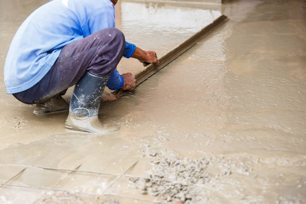 水泥地面返碱是怎么回事,水泥地面返砂怎么处理
