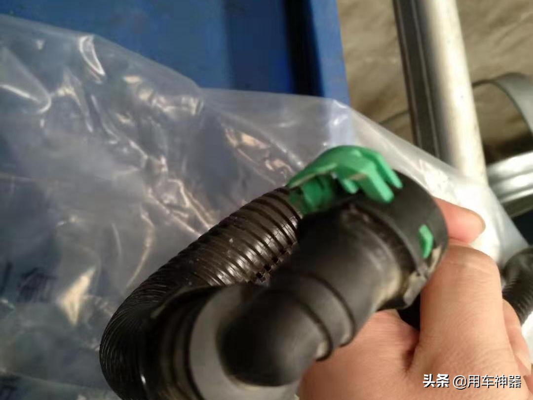 发动机舱突突突异响是怎么回事,过烂路发动机舱有异响怎么回事