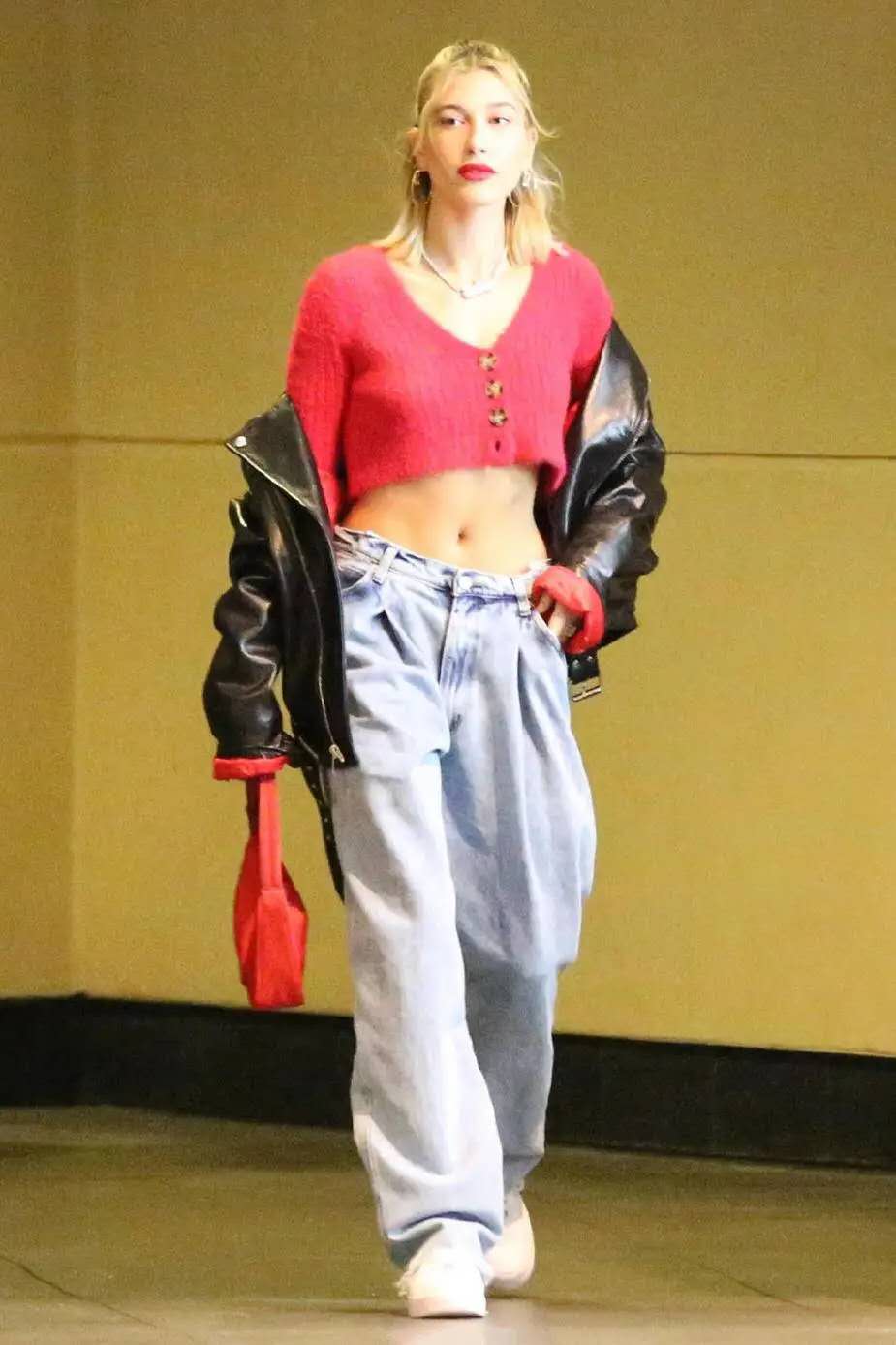 张柏芝胆子好大!穿条黑色礼裙露肚脐太抢镜了,气质形象很到位