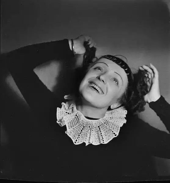 她在*灯区红**长大，爱已婚男，嫁小20岁鲜肉，却成了惊艳世界的歌手