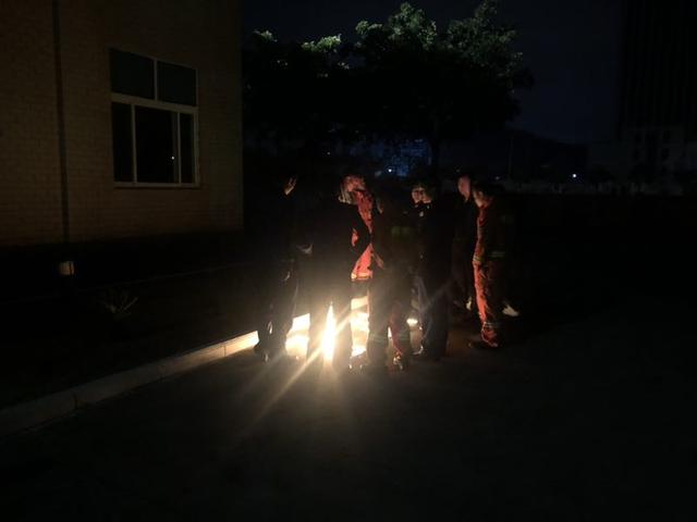 他们脸上蒙着一层烟灰，像是长进了皮肤里，有人看着战友牺牲无能为力，有的被战友推离危险