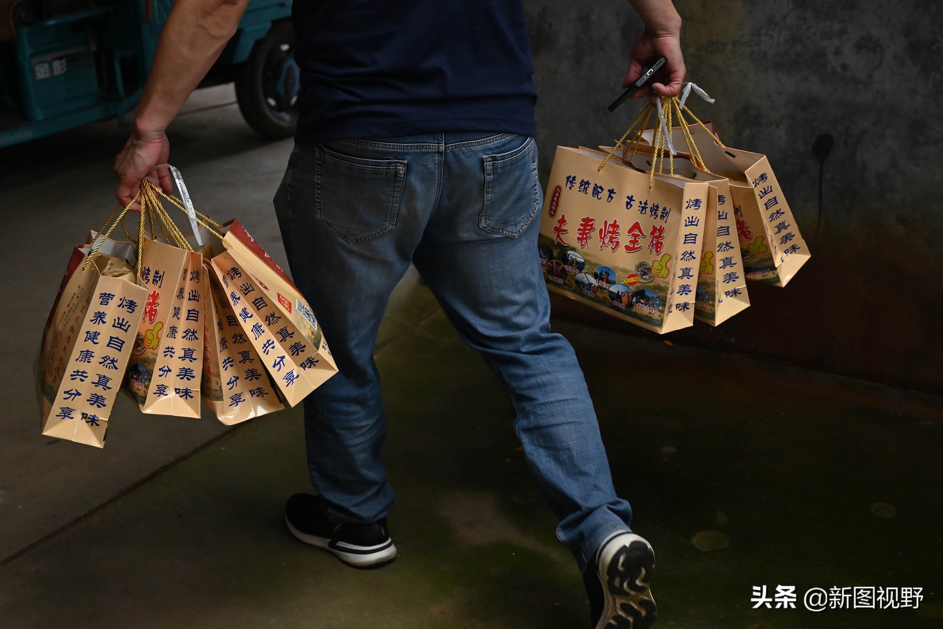 猪价下跌,夫妻“烤全猪”停烤2年后开烤,200斤烤肉出炉就卖光